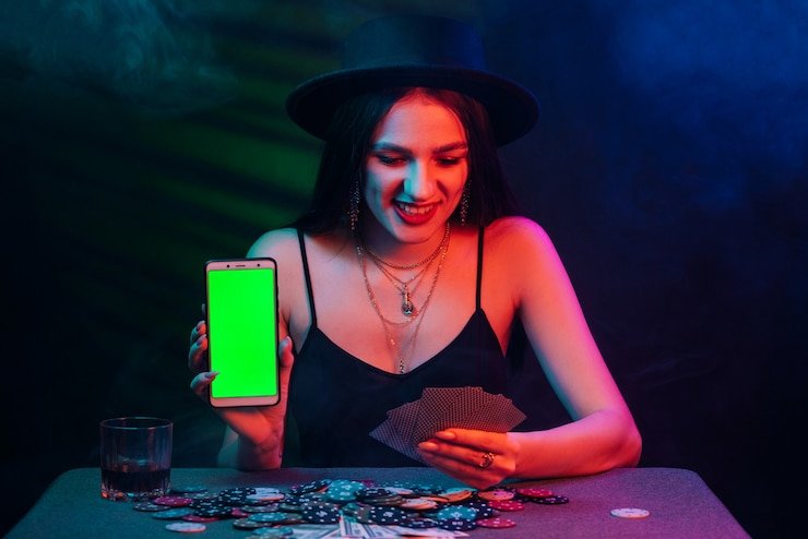 Pengguna menikmati permainan di perangkat mobile dengan antarmuka yang responsif