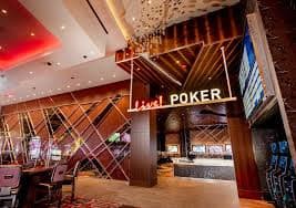 Pengguna yang menikmati hiburan sports dan casino pada perangkat mobile di Indonesia