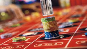 Pengguna menikmati pengalaman hiburan digital dengan fitur responsible gaming juragantogel