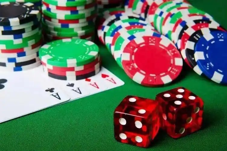 Staf layanan pelanggan profesional siap mendukung isu privasi dan keamanan data pengguna
